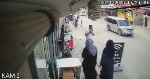 Arabanın altında kalmaktan son anda kurtuldu