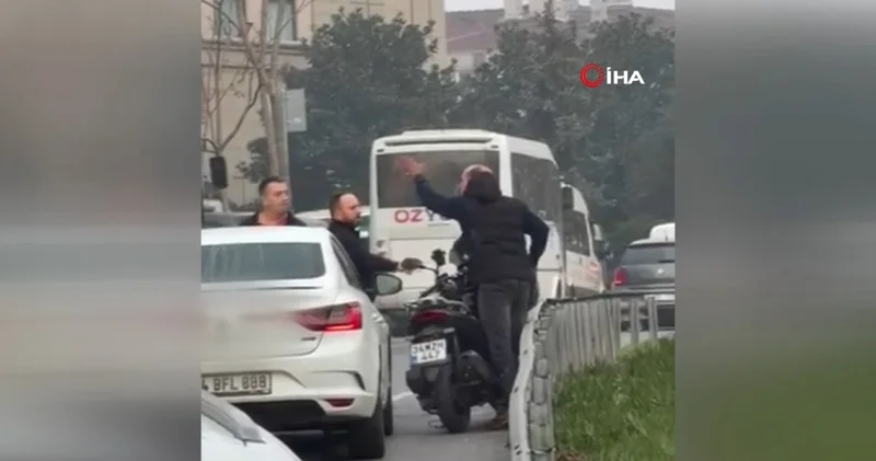 Cep telefonu kamerasına yansıdı: Otomobil ve motosiklet sürücüsü arasında yol verme kavgası!