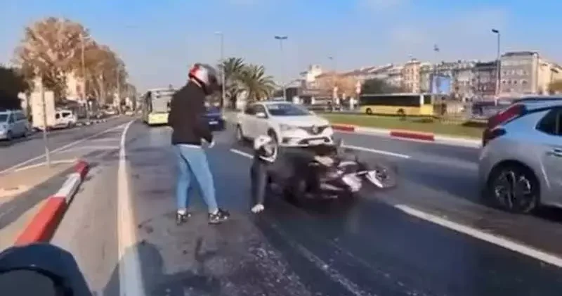 Fatih’te yola yağ döküldü; motosikletliler peş peşe kayarak düştü