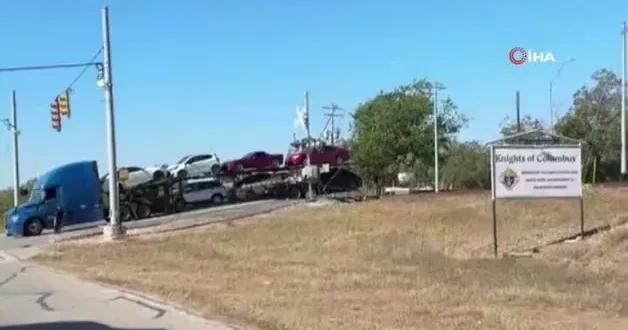 ABD de tren, hemzemin geçitte mahsur kalan araç yüklü tıra çarptı