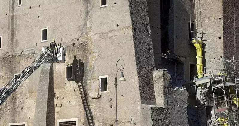 Roma’da tarihi kulede çökme: 11 saat sonra kurtarılan işçi hastanede yaşamını yitirdi