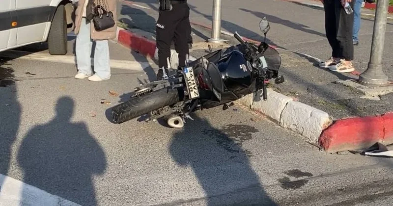 İstanbul da otomobil ile motosiklet çarpıştı: 1 yaralı Sözcü Gazetesi