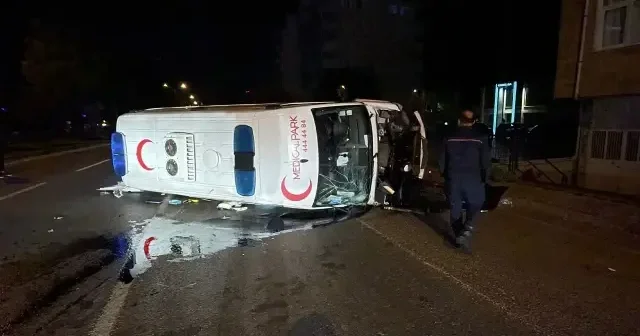 Samsun da otomobil ile çarpışan ambulanstaki 5 kişi yaralandı VİDEO İZLE