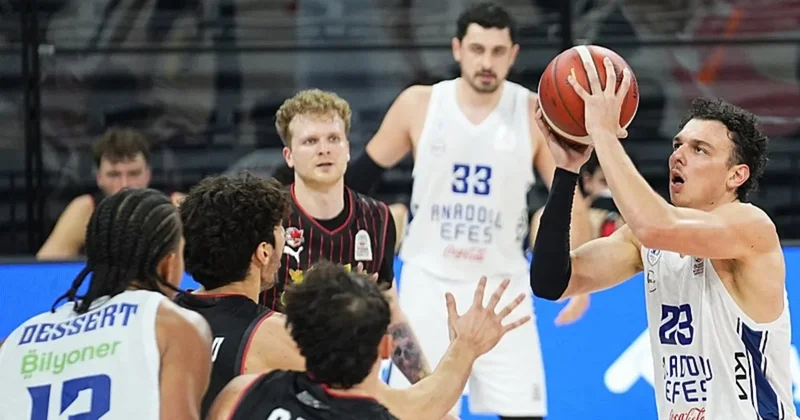 Anadolu Efes ten Manisa Basket e 32 sayı fark!