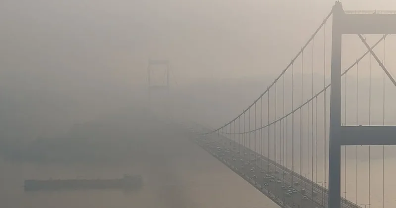 İstanbul güne yoğun sis ile uyandı: Trafik kilitlendi! Şehri kaplayan beyaz örtü kameralara böyle yansıdı