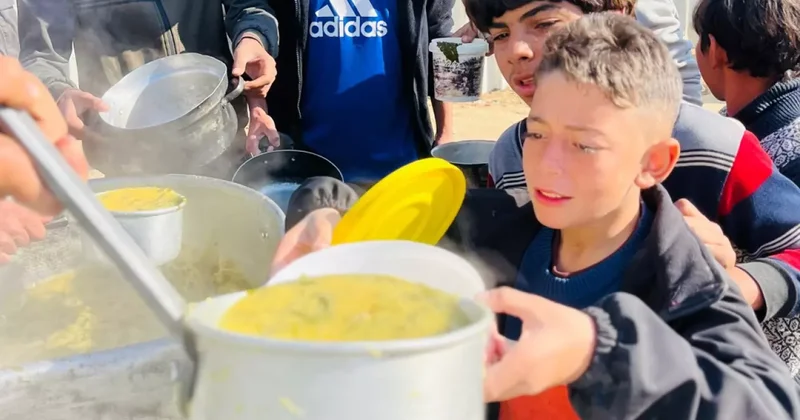 Deniz Feneri Gazze’de! Her gün 22 bin kişiye sıcak yemek