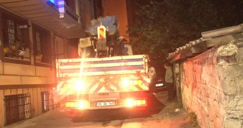 Kontrolden çıkan vinç otomobillere ve binaya çarptı