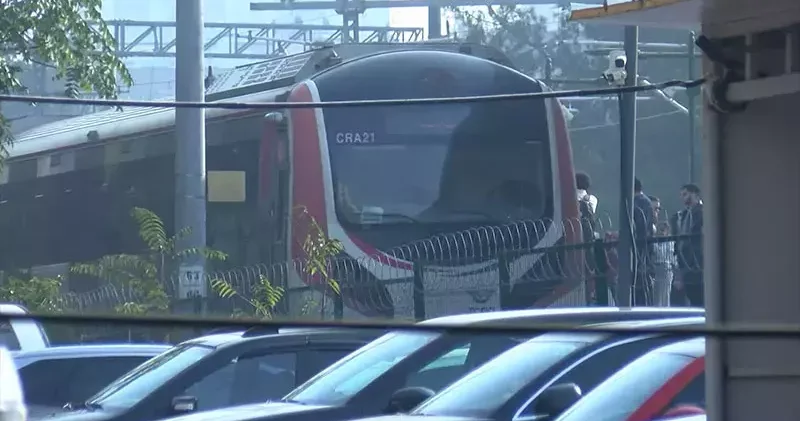 Bakırköy de trene binmek isterken ayağı sıkışan yolcuyu görevliler kurtardı