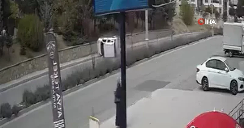 Elazığ’da araç yan yattı! Kaza kamerada