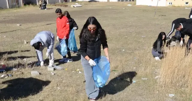 Kars ta öğrencilerden temizlik seferberliği: 100 poşet çöp topladılar VİDEO İZLE