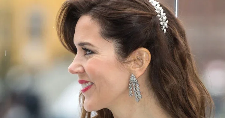 Kim baş tacı etmez böyle gelini! Emrinde kocaman bir servet var... Ama eskileri giyip mücevherin de ucuzunu alıyor