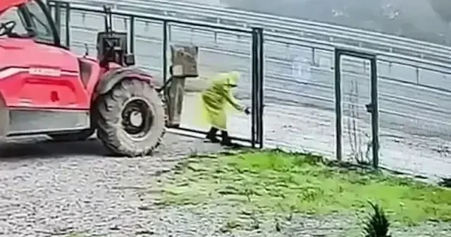 Sakarya da değeri 5 milyonun üzerindeki iş makinesini saniyeler içinde çaldı VİDEO İZLE