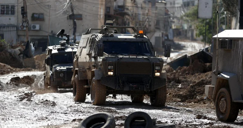 İşgalci İsrail ordusu, Ramallah ta bir Filistinliyi yaraladıktan sonra gözaltına aldı