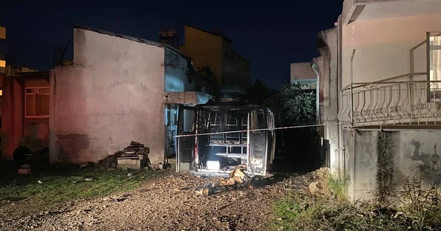 Serik te park halindeki minibüs yandı Antalya Haberleri