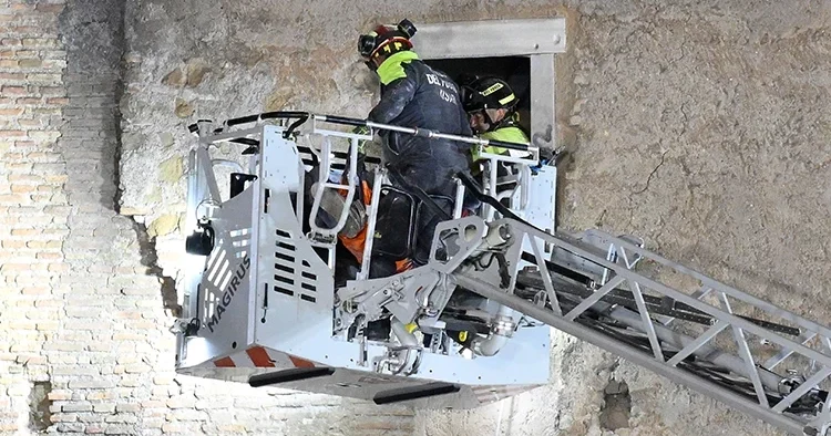 13 üncü yüzyıla ait kulenin altında kaldı: 11 saatte kurtarılsa da kalbine yenik düştü