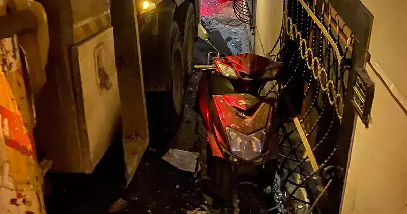 Eyüpsultan da şoförün kontrolünü kaybettiği vinç 4 araca ve 2 binaya çarptı