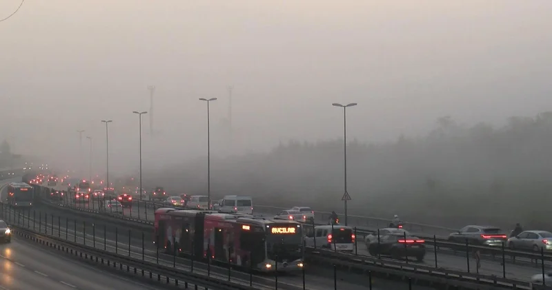 İstanbul da göz gözü görmüyor: Her yer sis altında, trafik kilit