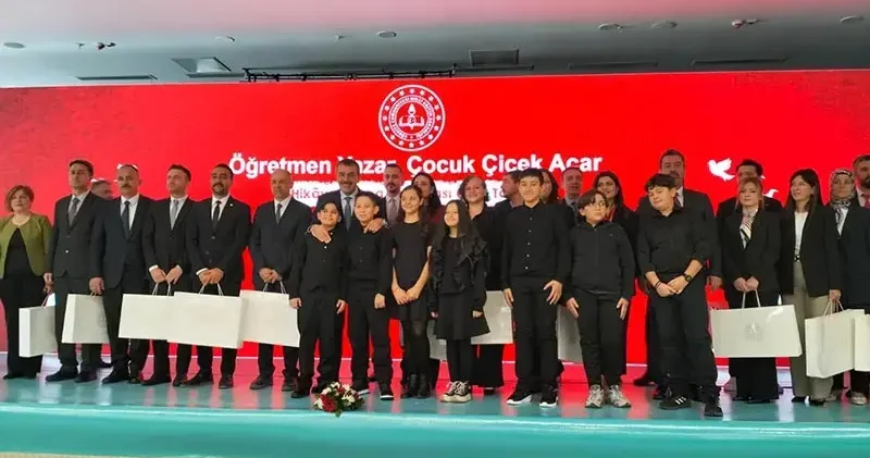 Bakan Tekin: Öğretmenlerimizin yazdığı hikayeleri 1 milyon baskı yapıp dağıtacağız