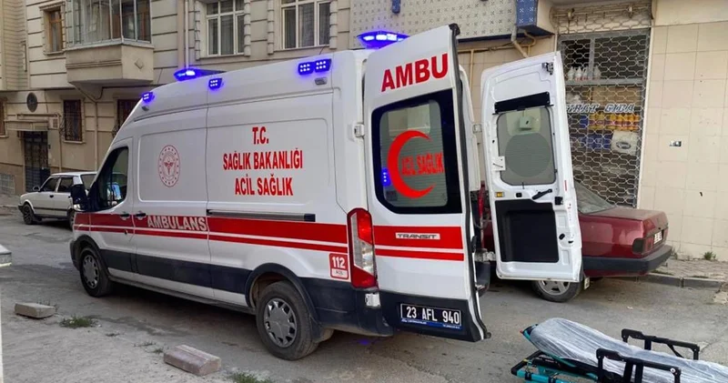 Elazığ da boğazını keserek ağır yaralanan kadın hastaneye kaldırıldı