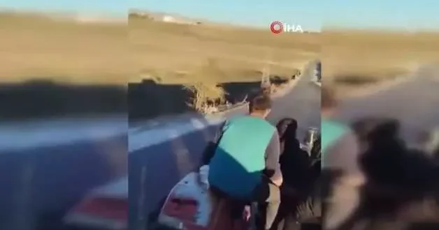 Yol videosu çekmek isteyen gençler kaza yaptı! O anlar sosyal medyada viral oldu