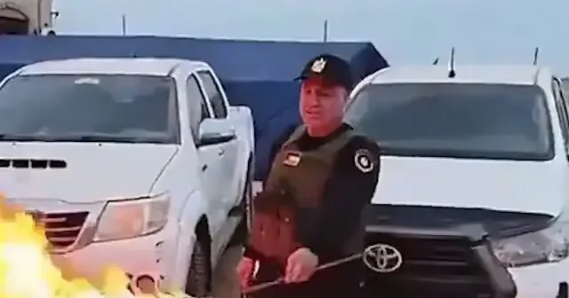 İsrail destekli çetenin lideri Hüsam el Astal Hamas a yalancı deyip canlı yayında bayrağını yaktı VİDEO İZLE