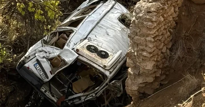 Konya da feci kaza! Öğrenci servisi, uçuruma yuvarlandı: 14 yaralı