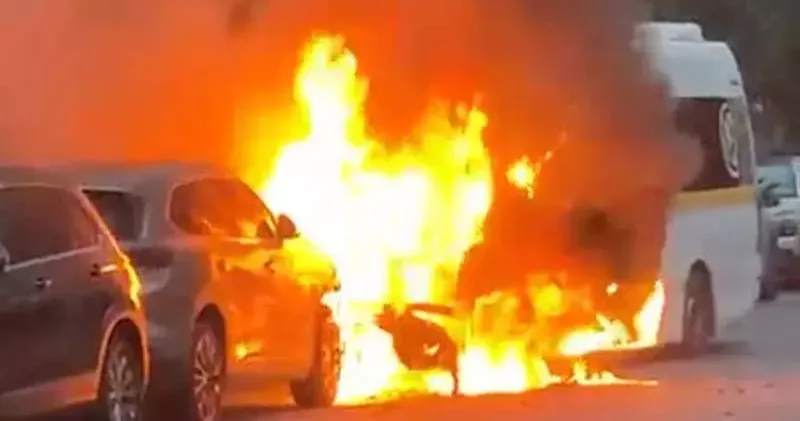 Öğrenci servis minibüsünde çıkan yangın, otomobile sıçradı