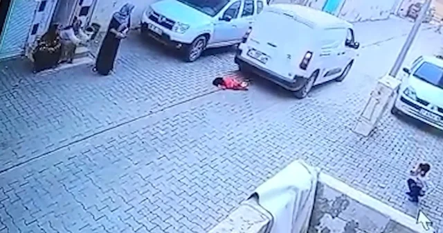 Kargo aracının altında kalan çocuk hayatını kaybetti; kaza kamerada Şanlıurfa Haberleri