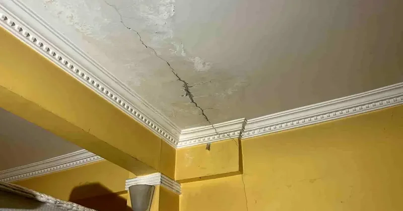 Adres yine Kocaeli! Kolonlarda çatlak oluştu, aile evi terk etti