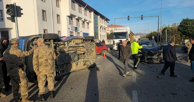 Makam aracı jandarma minibüsüne çarptı; 2 asker yaralandı Gümüşhane Haberleri