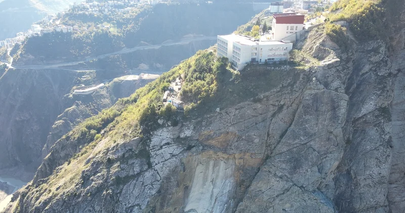 Patlama sandılar! Lisenin arkasındaki kaya parçaları nehre düştü! Son dakika haberleri