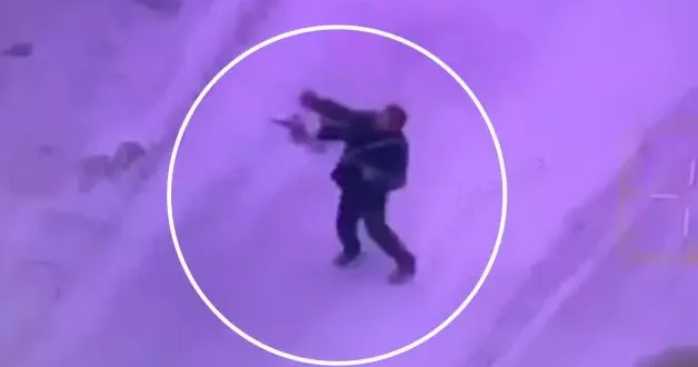 Pokrovsk ta bir sivil, kamikaze dronu havada yakalayıp yere çarptı