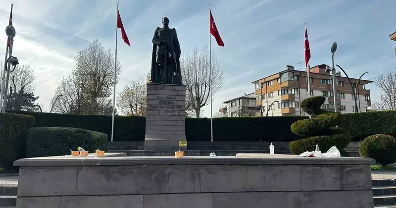 Yediler içtiler, sokakta çöplerini bıraktılar