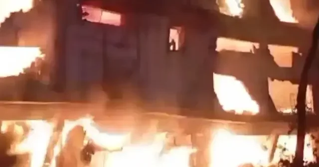 Pakistan da alevlere teslim olan fabrika binası çöktü: O anlar kamerada VİDEO İZLE