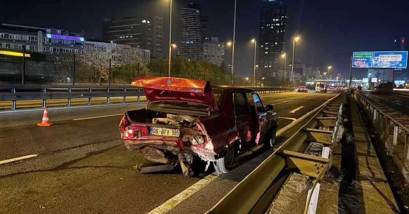 İstanbul da korkutan kaza: 3 araç birbirine girdi! 1 ağır 2 yaralı