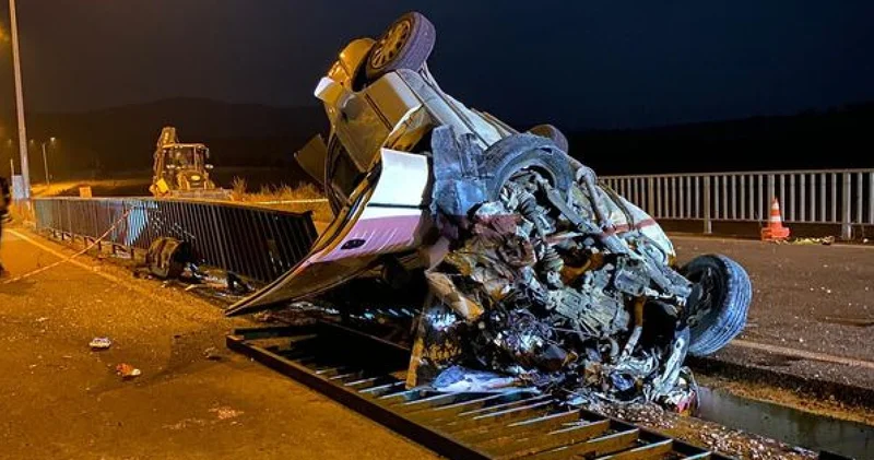 Afyonkarahisar da köprü demirlerine çarpan otomobildeki 1 kişi öldü, 3 kişi yaralandı