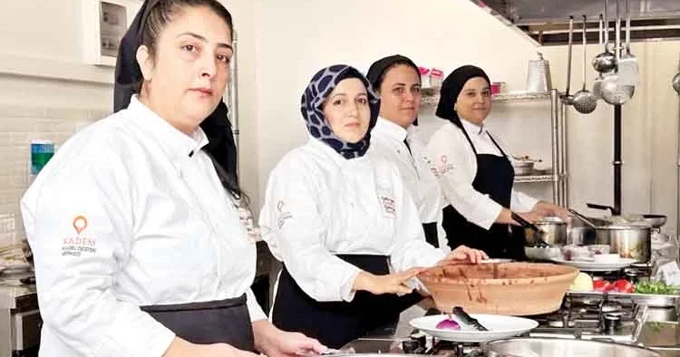 Depremzede kadınlar yemeklerini yarıştırdı