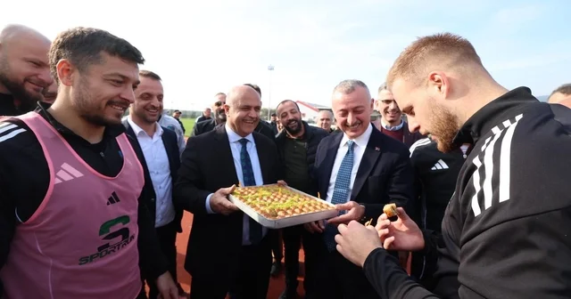 Kocaelispor a Kasımpaşa maçı öncesi baklavalı moral Başkan Büyükakın dan Serdar Dursun a övgü: Biz seni seviyoruz, aynı performansla devam Kocaeli Haberleri