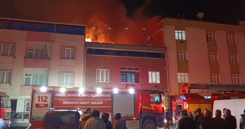 Bursa da iki katlı evin çatısı alev alev yandı