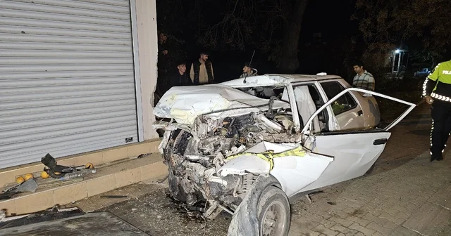 Çocuk sürücünün kullandığı otomobil, kamyonetle çarpıştıktan sonra evin duvarına vurdu: 1 ölü, 1 yaralı Adana Haberleri