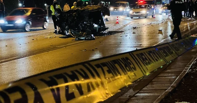 Kontrolden çıkıp ağaca çarpan otomobil alev aldı: 1 i ağır 2 yaralı Konya Haberleri