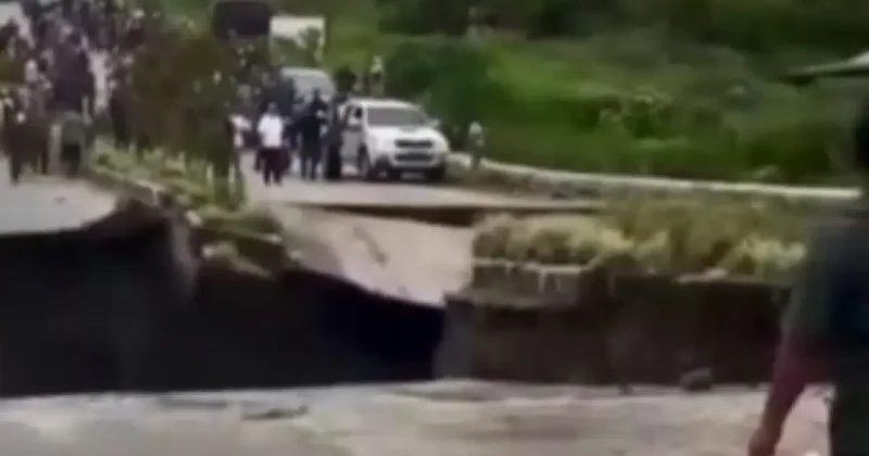 Endonezya dan şoke eden görüntüler! 4 şeritli yol saniyeler içinde böyle çöktü