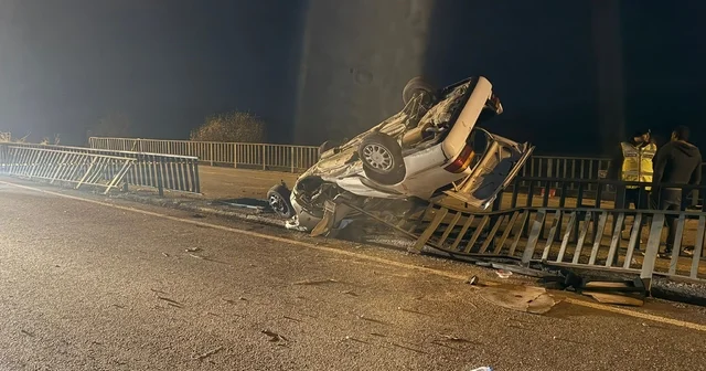 Köprü demirlerine çarpan araç hurdaya döndü: 1 ölü, 3 yaralı Afyonkarahisar Haberleri