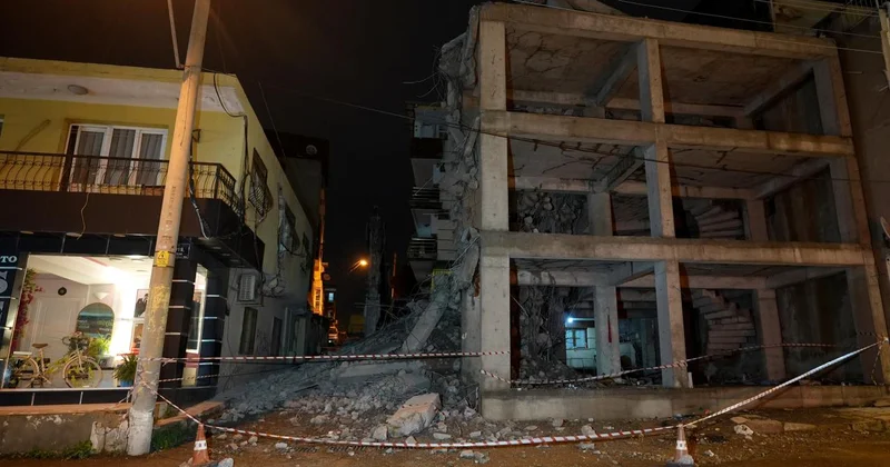 Yıkım sırasında kopan beton parçaları yandaki eve zara verdi