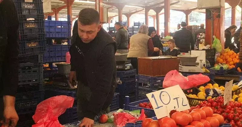 Çanakkale domatesinin fiyatı sağanağın ardından 10 TL ye düştü