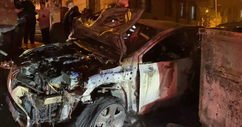 Eyüpsultan’da park halindeki 2 otomobil yandı