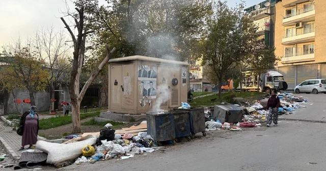 Buca da park manzaralı çöp dağları Hemen her parkın yanı başında toplanmayan çöplerin yaydığı kötü koku ve çirkin manzaralar görenleri çileden çıkarıyor İzmir Haberleri