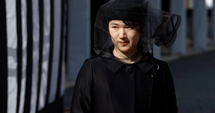 Hükümdarın tek çocuğu ama tahtı rüyasında görmesi bile yasak... Önünde iki seçenek var: Ya ölene kadar iffetini koruyacak ya da unvanına veda edecek