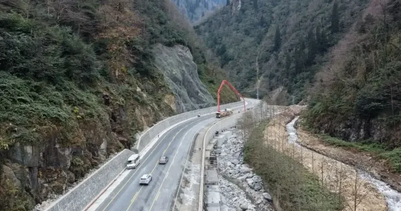 Ayder’de kaya riskine karşı çelik örgülü önlem Gündem Haberleri