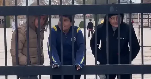 Konya’da miniklerin ‘kale savunması’: İngiliz askerini okul kapısından içeri sokmadılar VİDEO İZLE